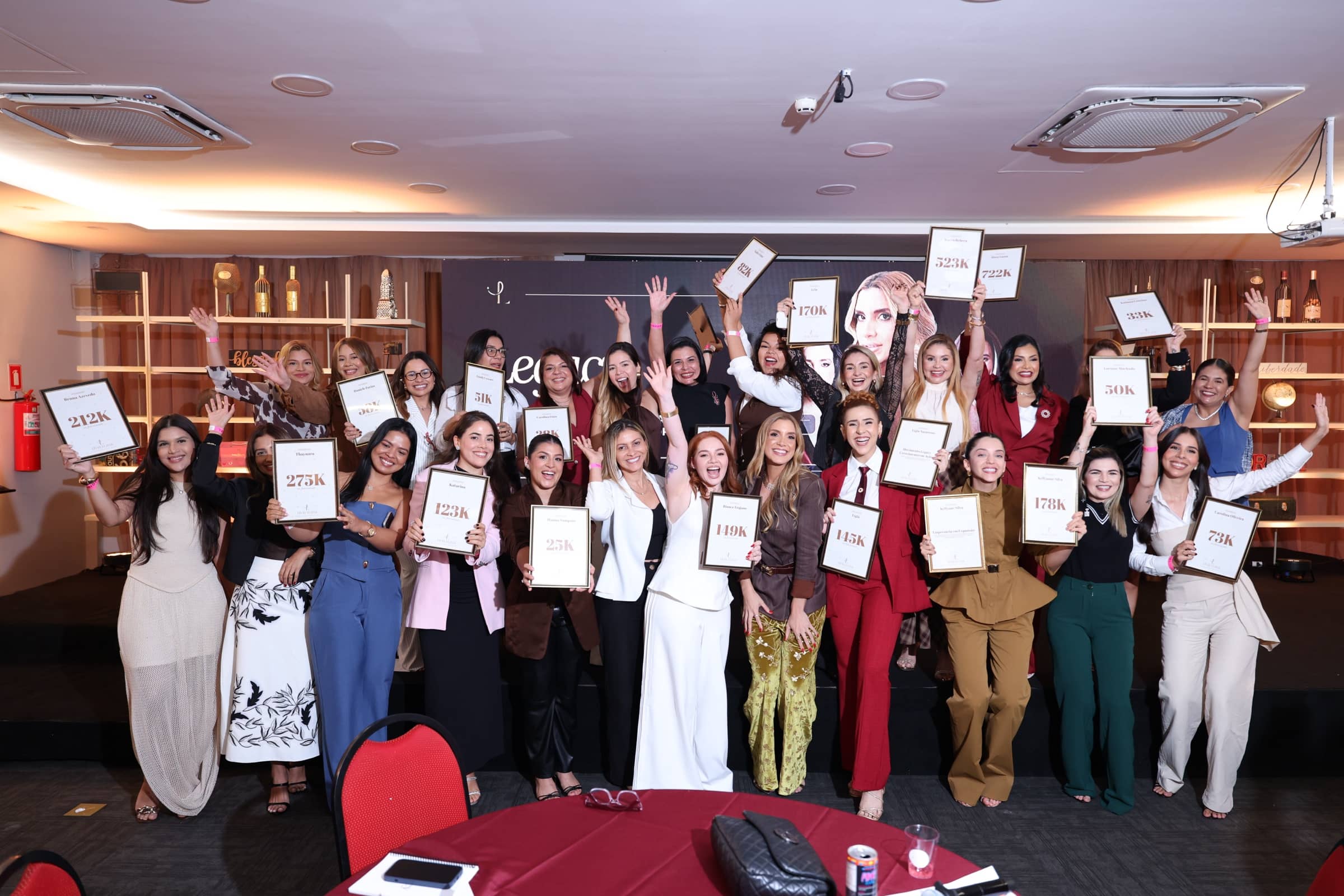 Turma da 1ª edição do Legacy com os certificados de resultado
