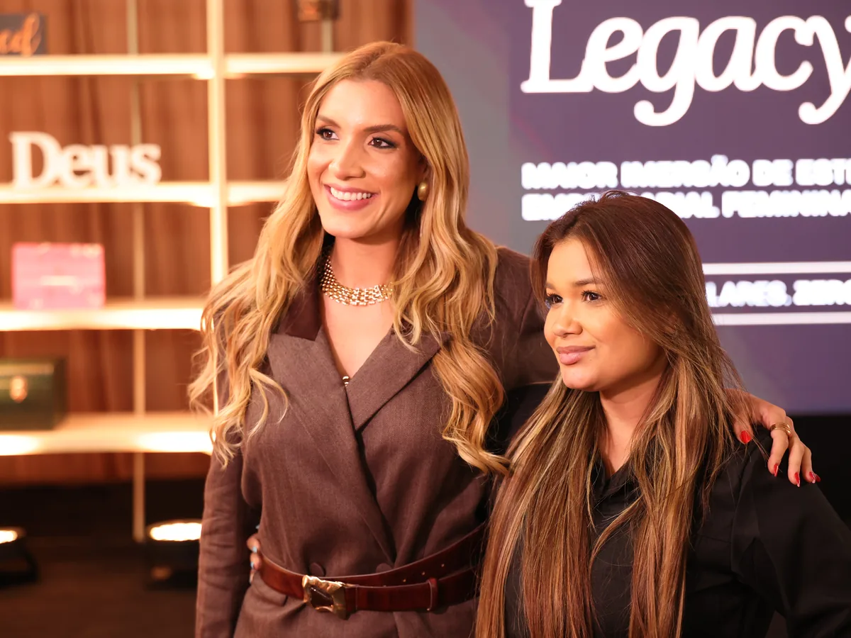 Lívia Luana com uma participante no espaço de ativação da 1ª edição
